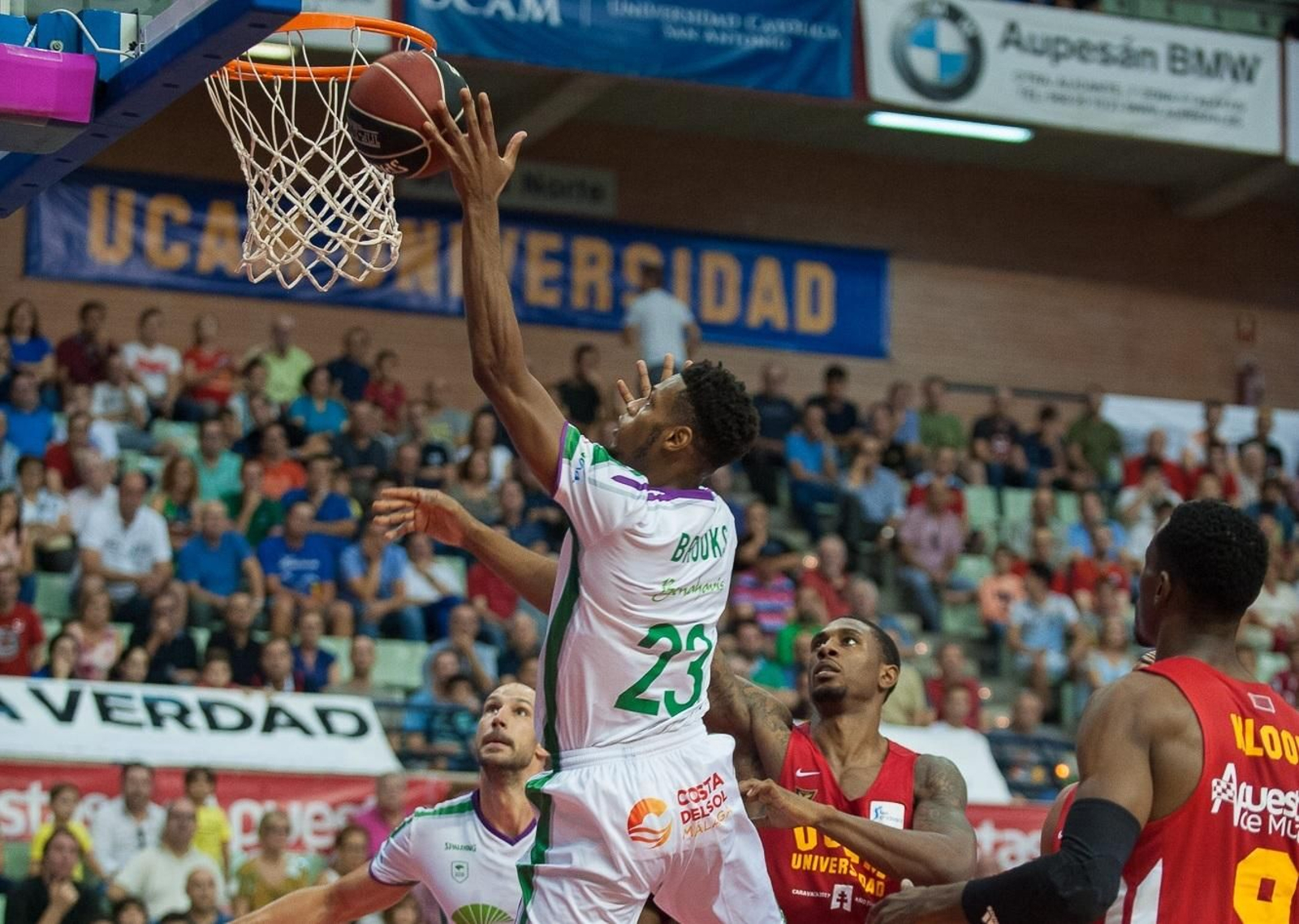 Jeff Brooks deja una bandeja.