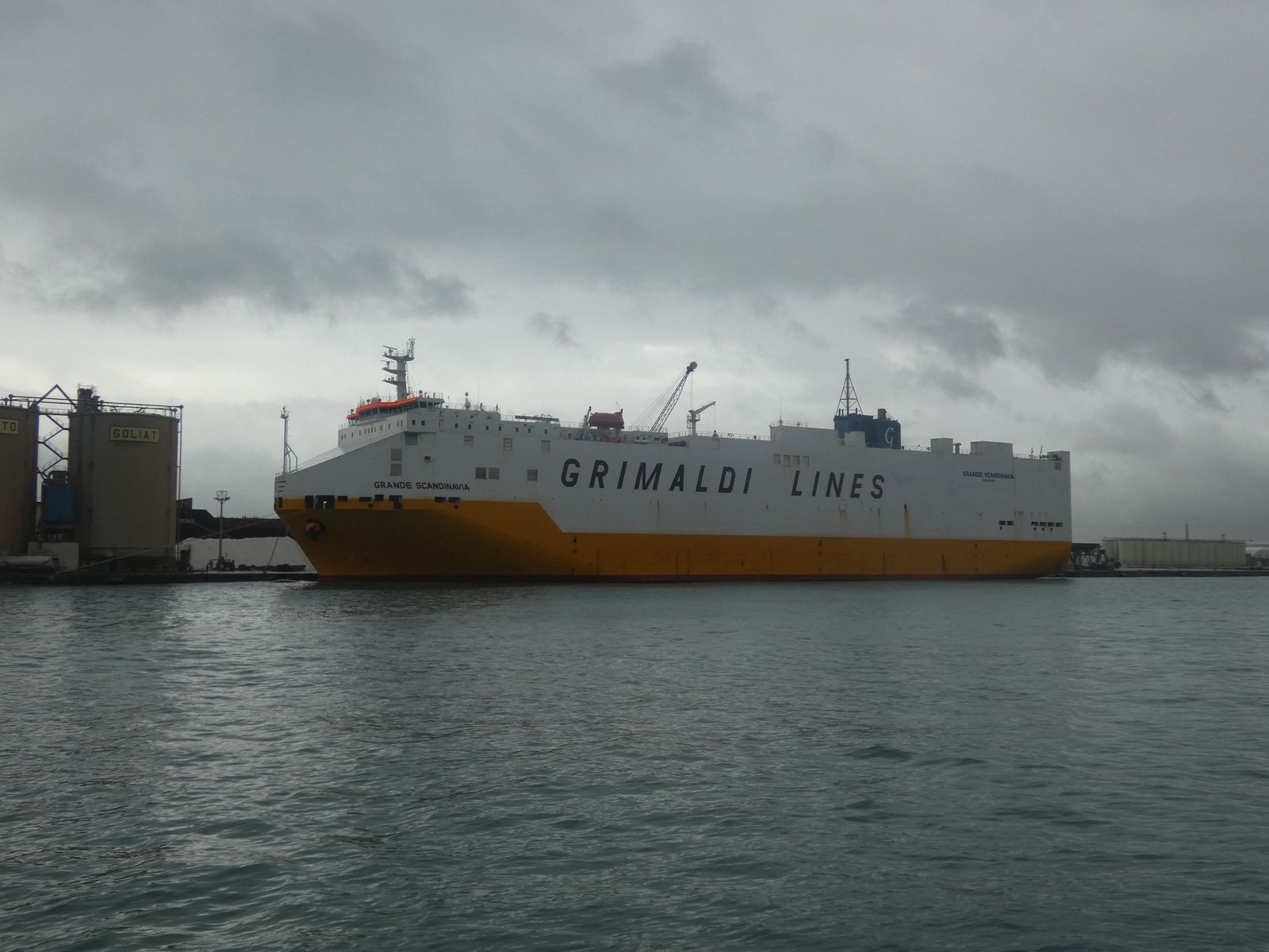Buque cochero 'Grande Scandinavia' atracado en el muelle seis malagueño refugiado del temporal.