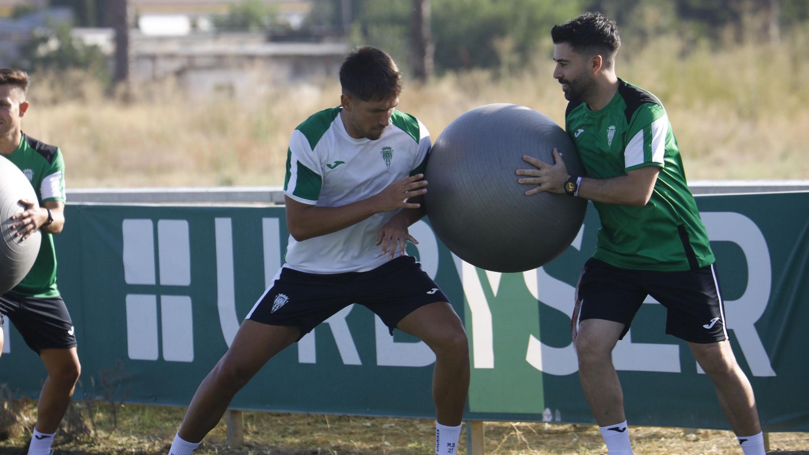 Mati Barboza realiza un ejercicio de fuerza en el primer entrenamiento del Córdoba CF.