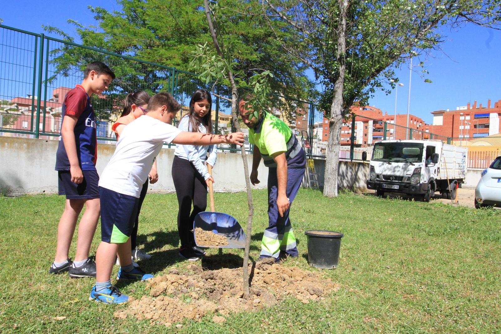 Imágenes de la plantación de árboles llevada a cabo en el colegio Los Rosales, con motivo del incendio del año pasado