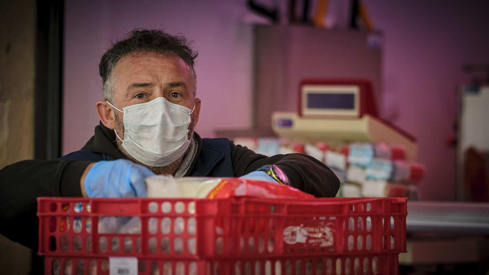 Un repartidor abastece una carnicería del Mercado Central