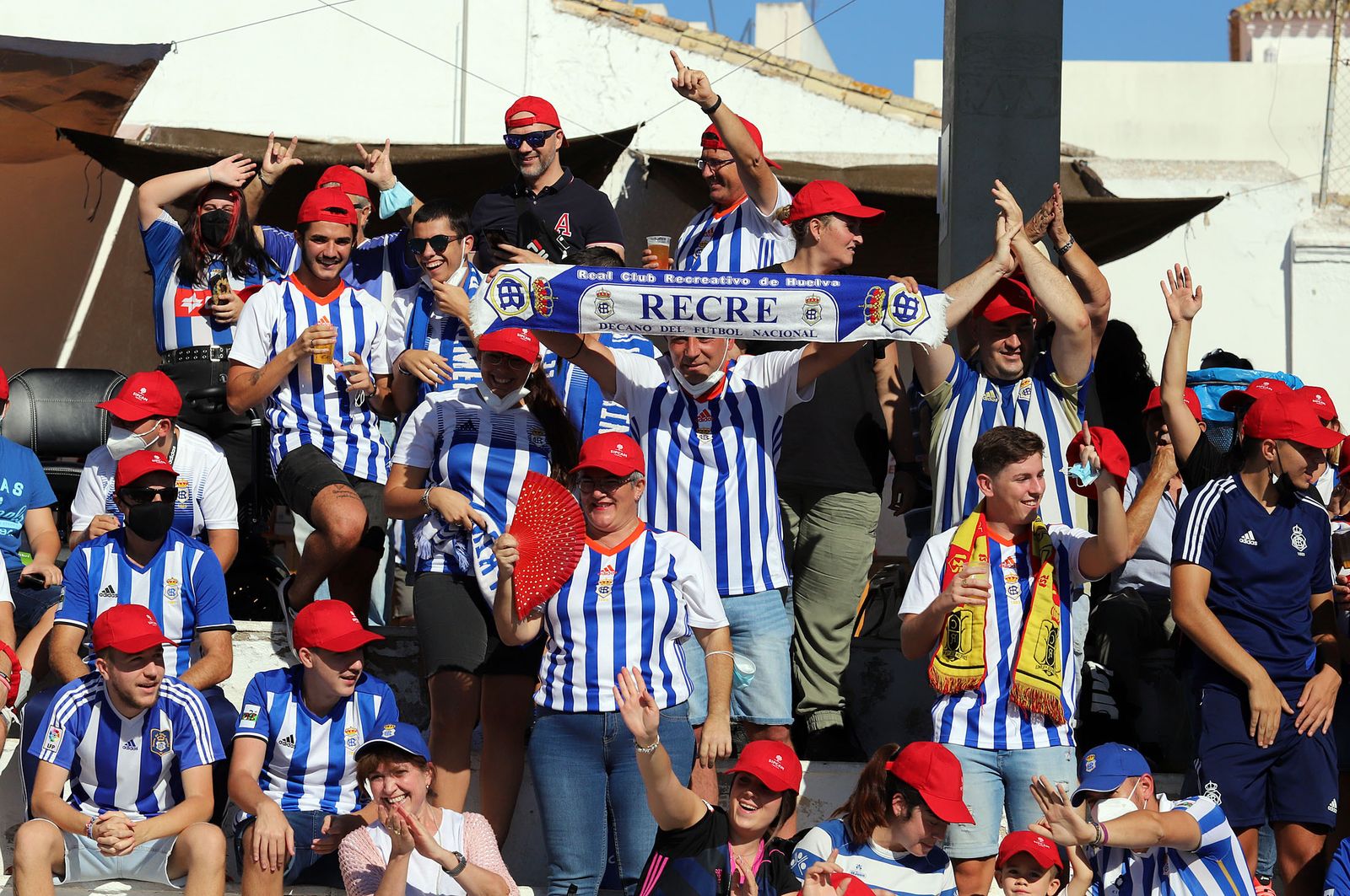 Imágenes de la afición más fiel del Recre en su visita al campo del Antoniano