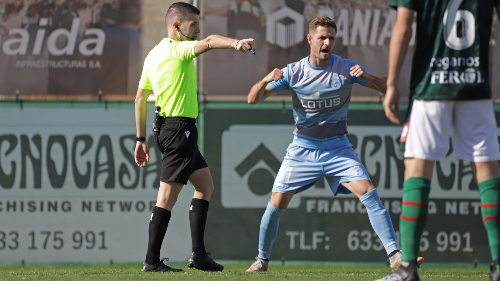 Connor Ruane celebra que Prieto Bueno decreta uno de los penaltis