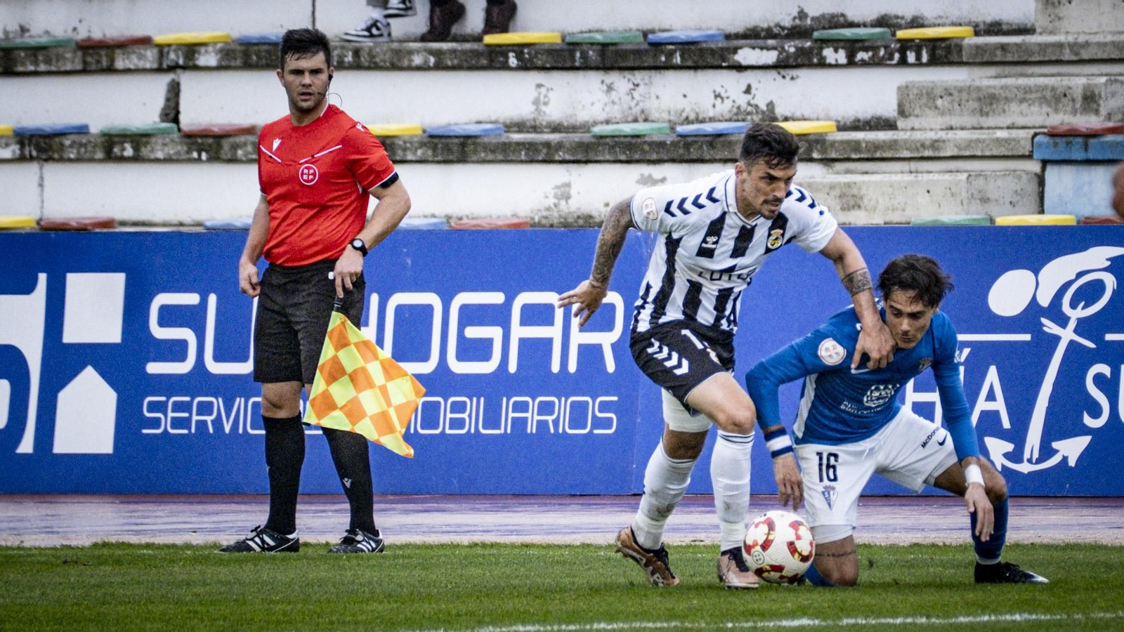 Las imágenes del partido de fútbol entre el San Fernando Club Deportivo y la Balompédica Linense