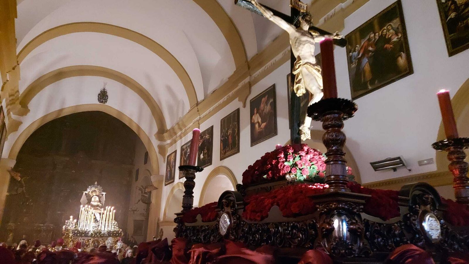 El Cristo de la Sangre y detrás, la Virgen de las Angustias.