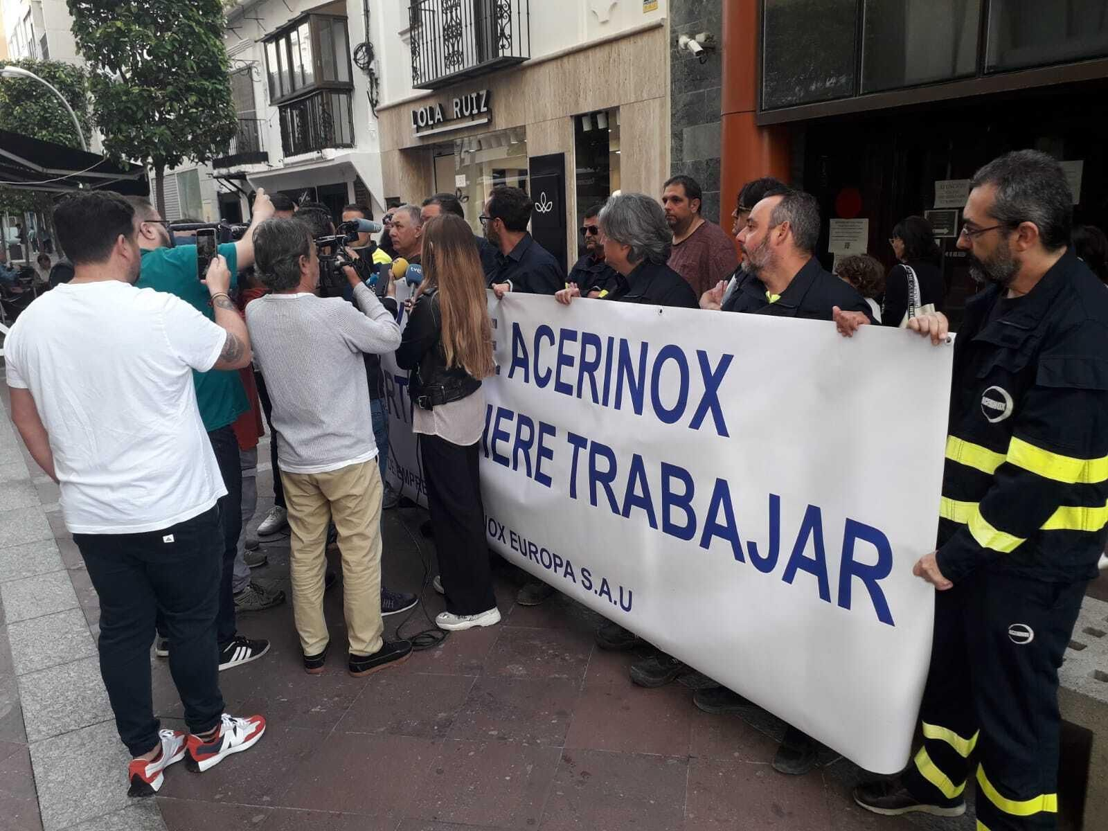 Trabajadores de Acerinox concentrados frente a la Subdelegación de la Junta