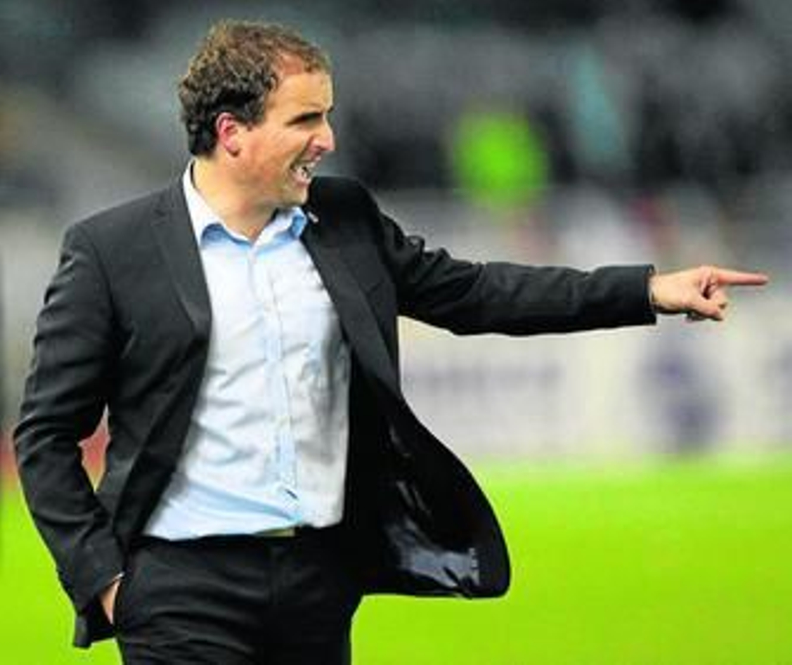 El entrenador de la Real Sociedad, Jagoba Arrasate, da instrucciones a sus jugadores.