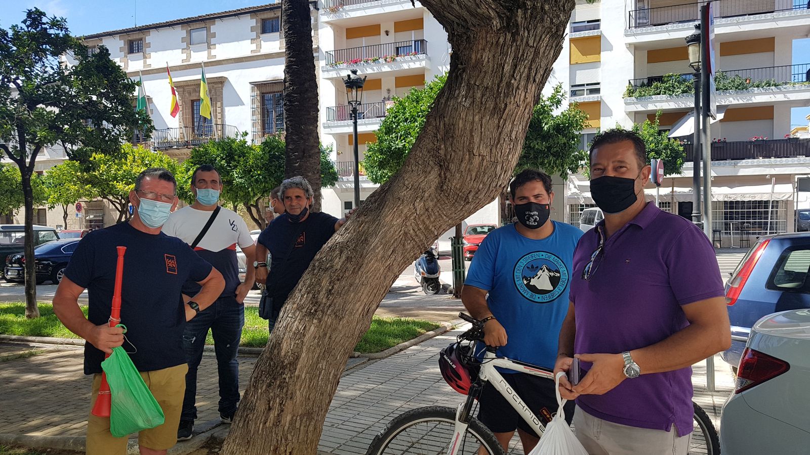 Los trabajadores de las atracciones de feria se fueron dispersando al no permitirse la manifestación.
