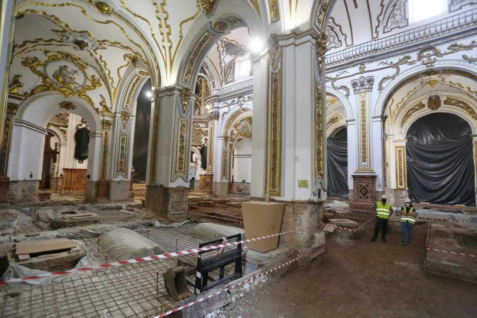 Fotos de la visita guiada a las obras de la parroquia de Los Mártires