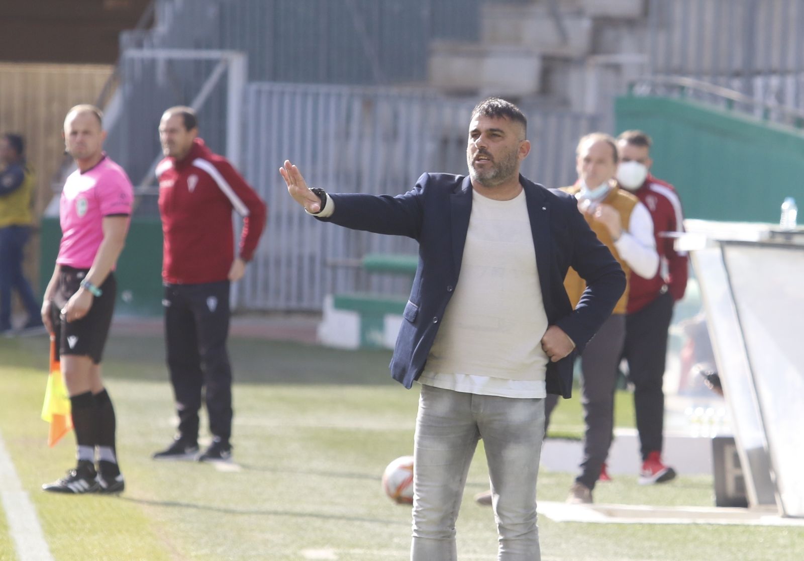 Fajardo da instrucciones a sus jugadores en el Arcángel con Diego Caro al fondo.