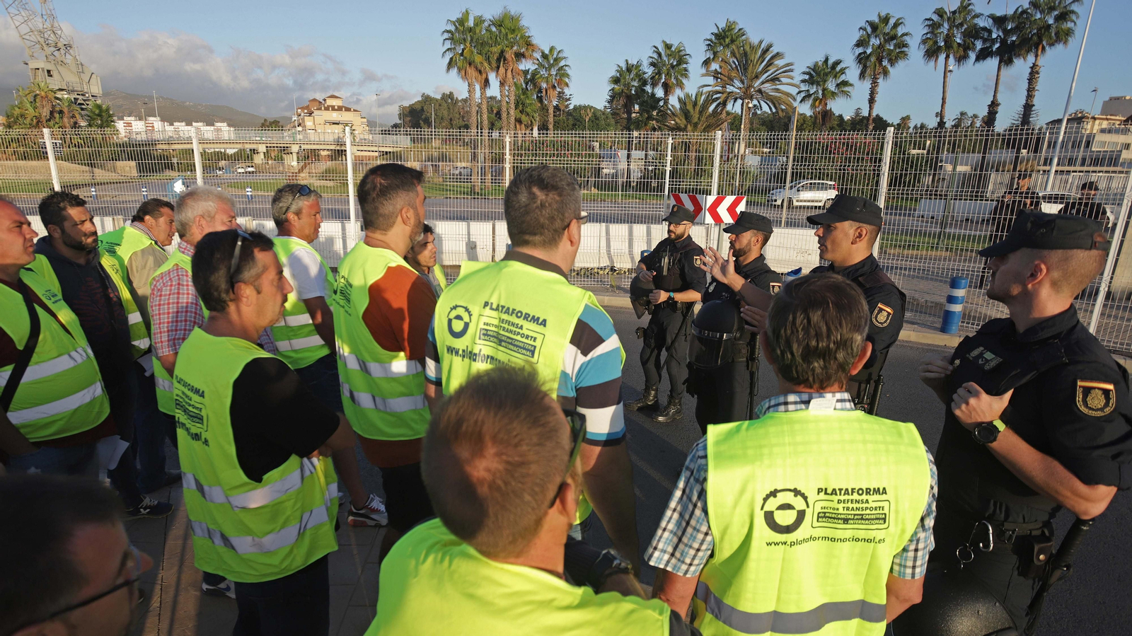 Fotos del paro de camioneros en el puerto de Algeciras