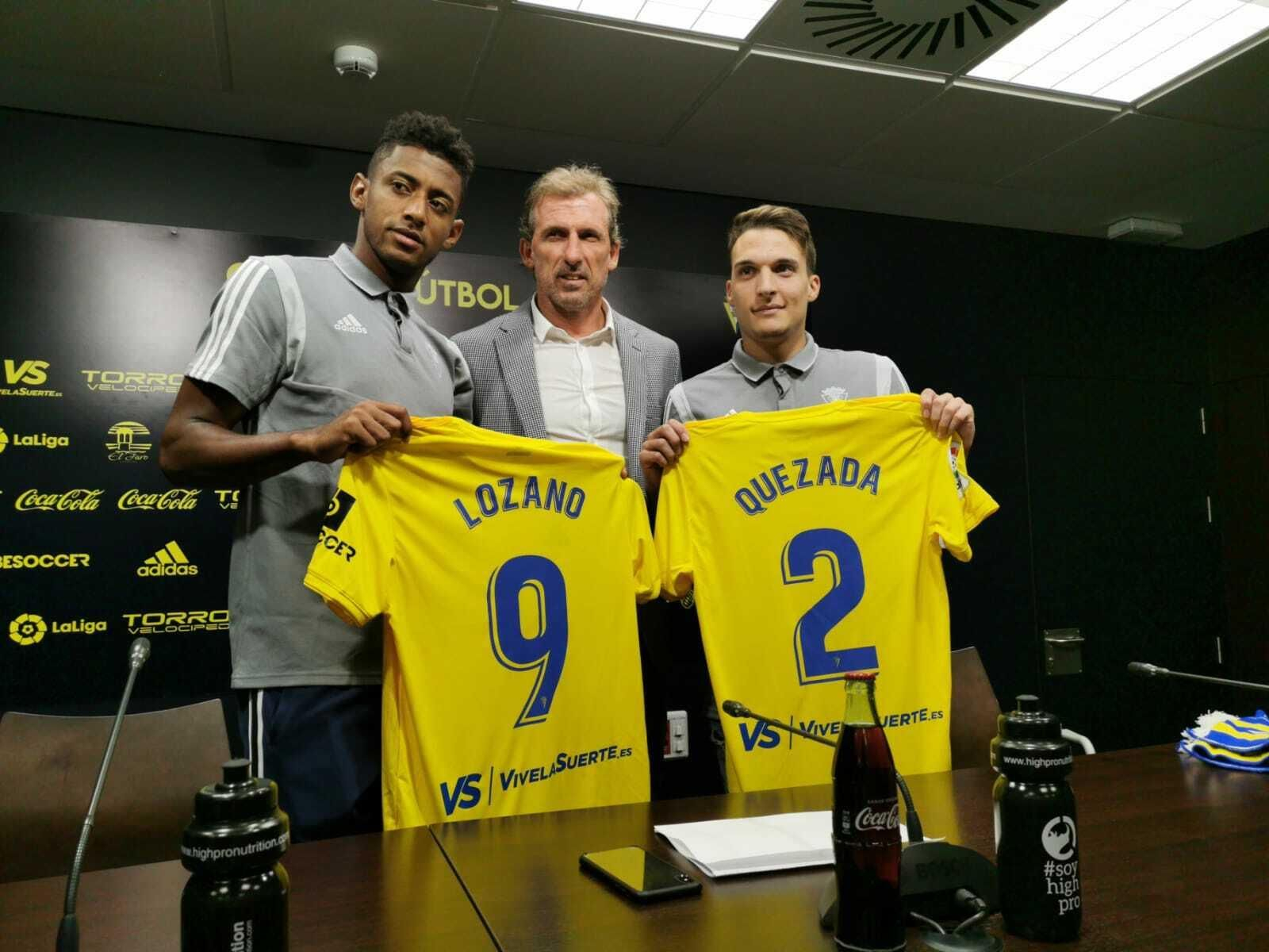 Choco Lozano y Luismi Quezada, junto a Óscar Arias en la sala de prensa del Ramón de Carranza.