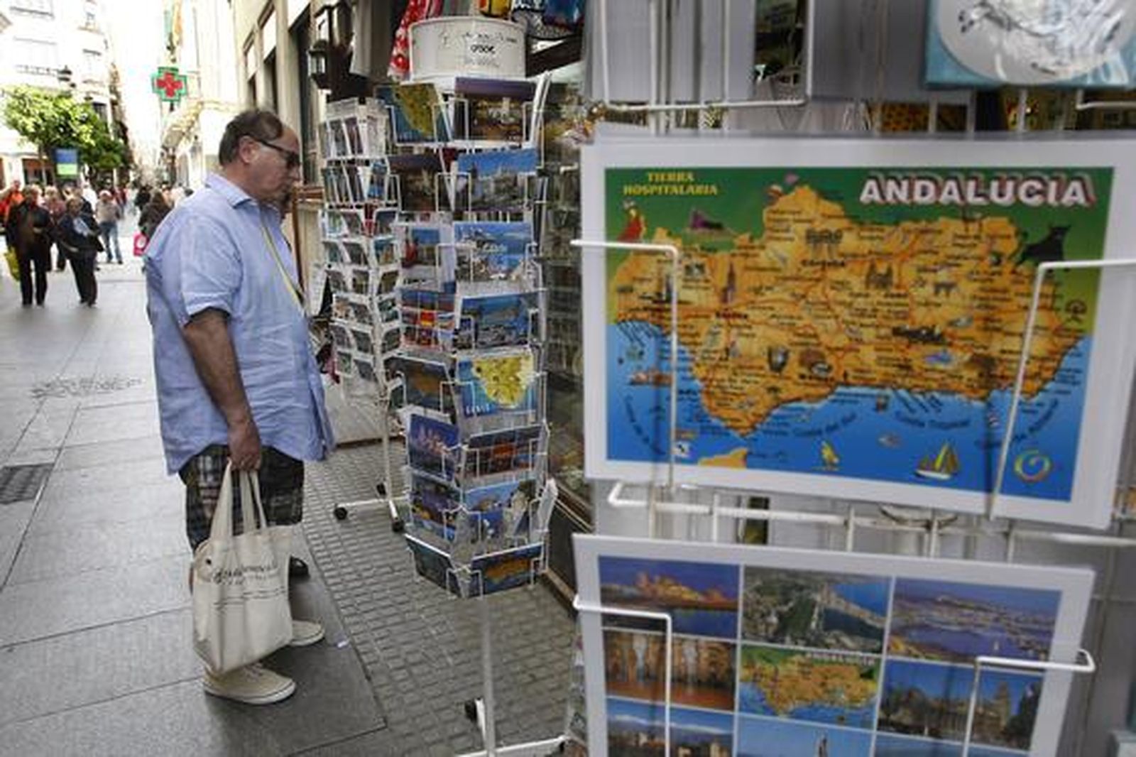 Unos 3.000 cruceristas visitan Cádiz con las escalas del ´Eurodam´ y ´Le Diamant´ en el mes por excelencia de los cruceros. 

Foto: Jose Braza