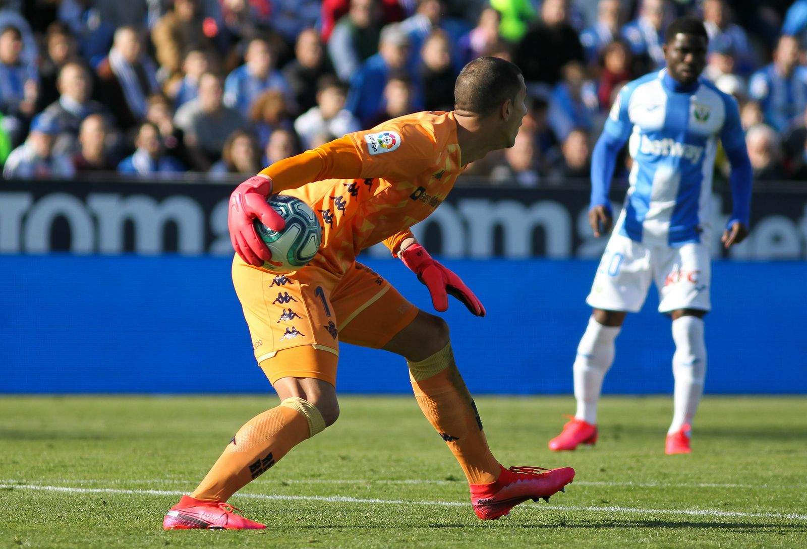 Joel Robles se dispone a sacar con la mano.