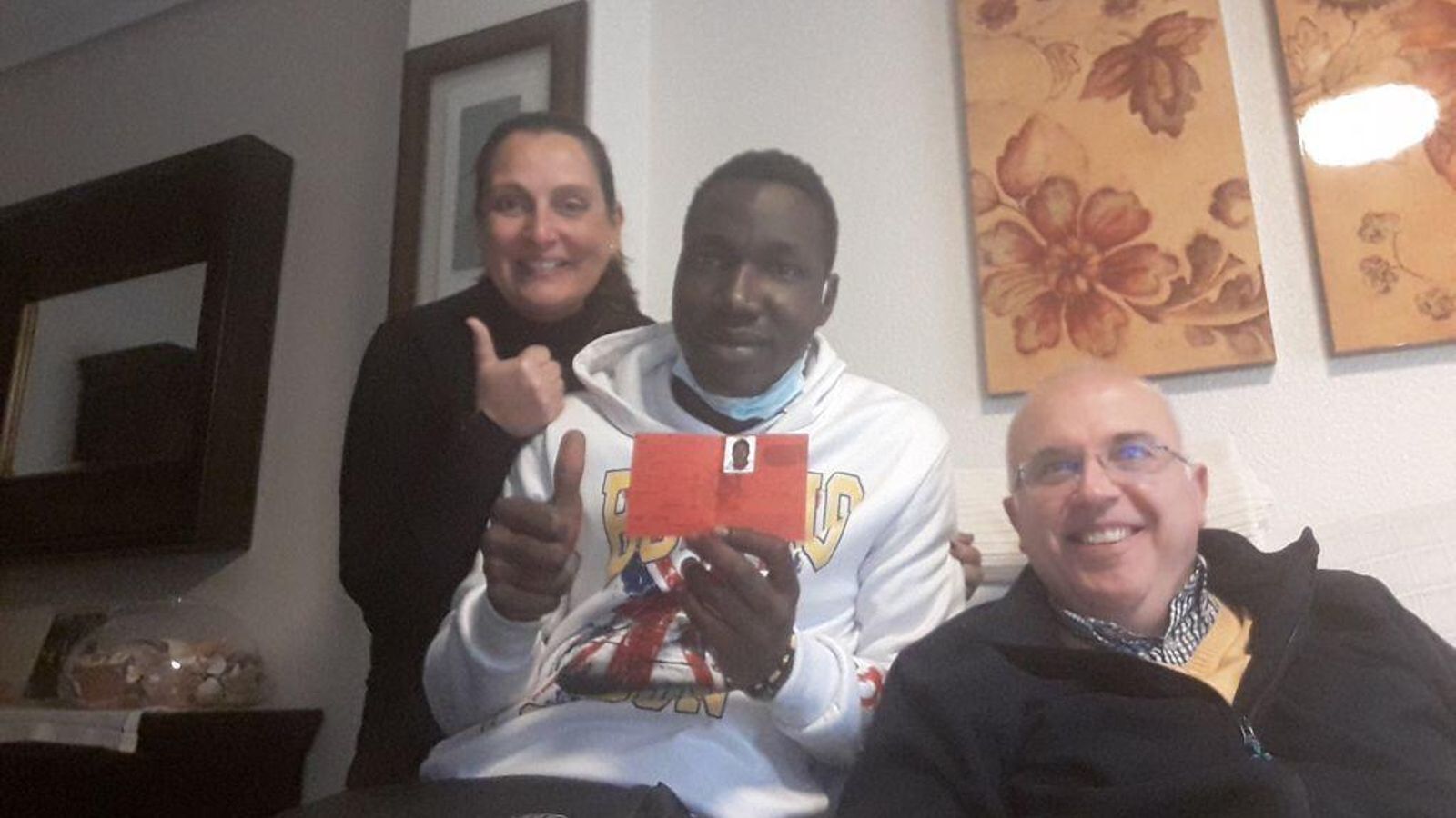 Begoña Roa, junto a su marido Juan Vázquez y Thierno.