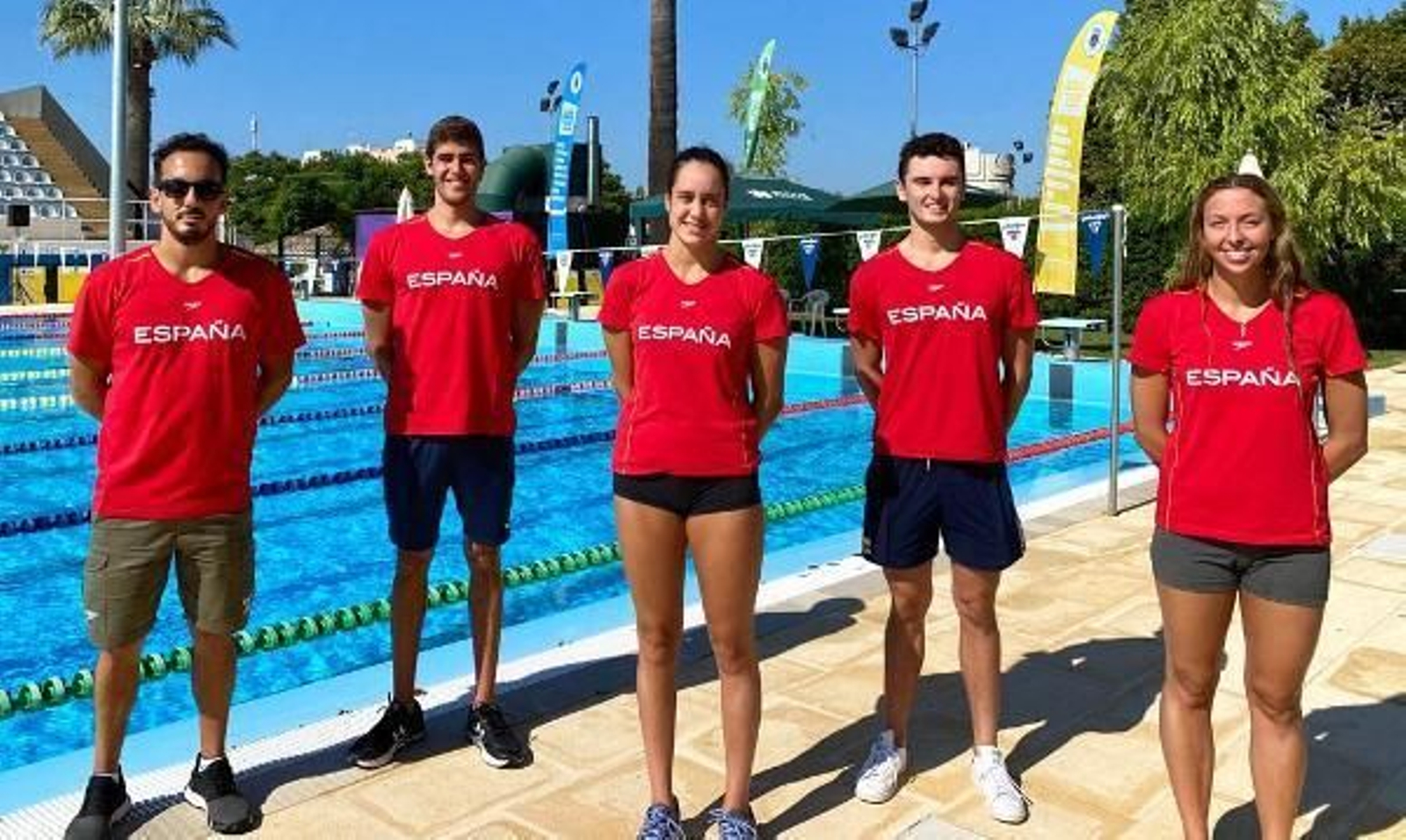 Alba Vázquez ( en el centro) con varios compañeros de la selección española.