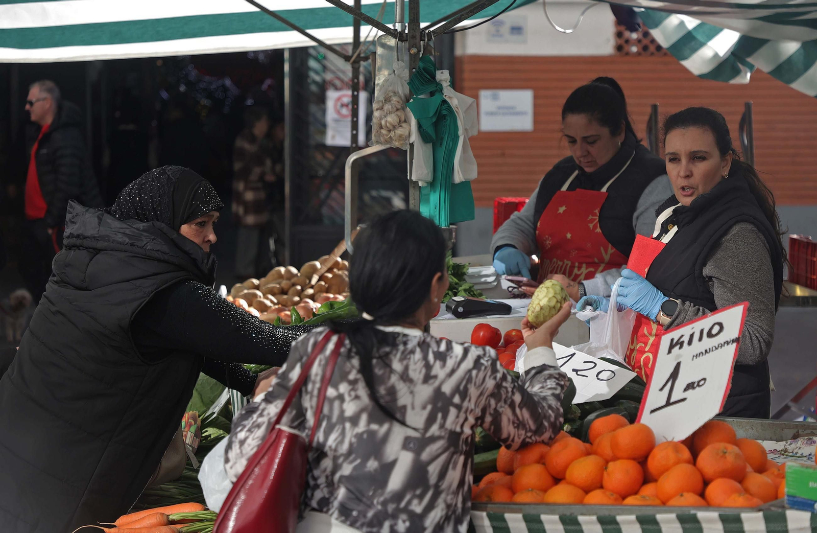 Fotos de las últimas compras en Algeciras para la cena de Nochebuena