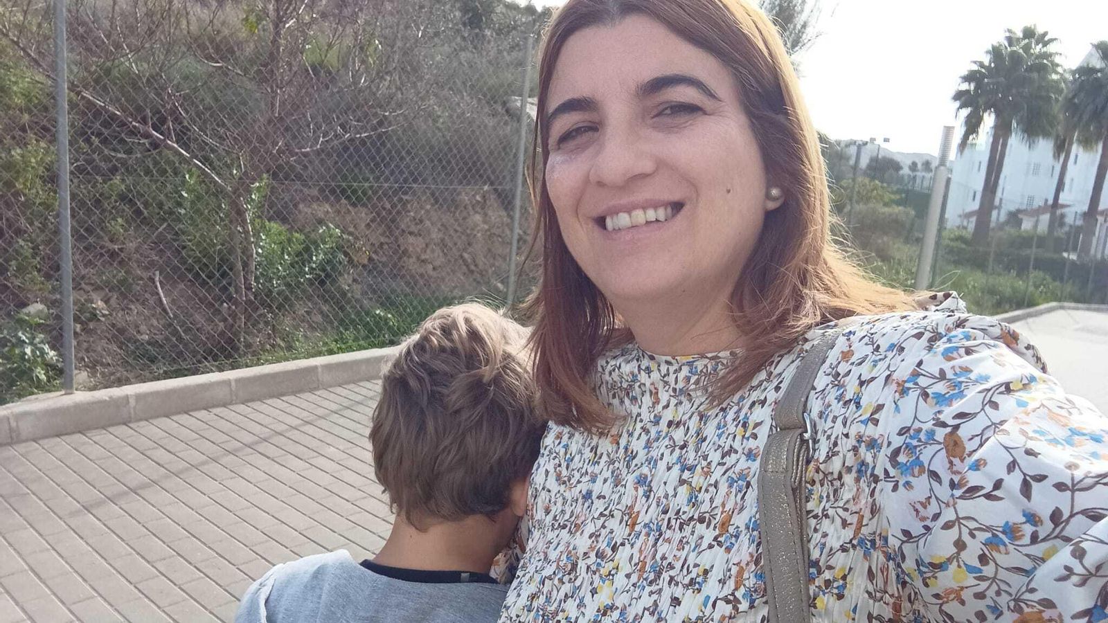 Mónica García con su hijo Pablo, de espaldas.