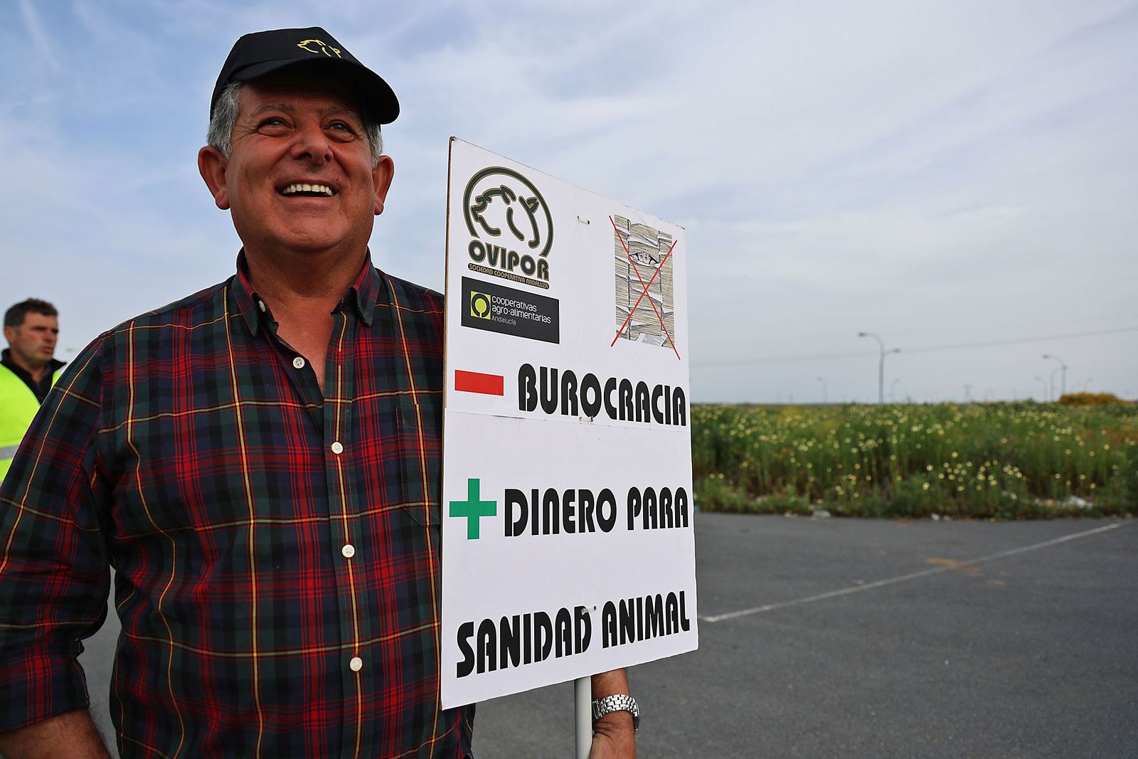 Imágenes de la multitudinaria tractorada de los agricultores en Huelva