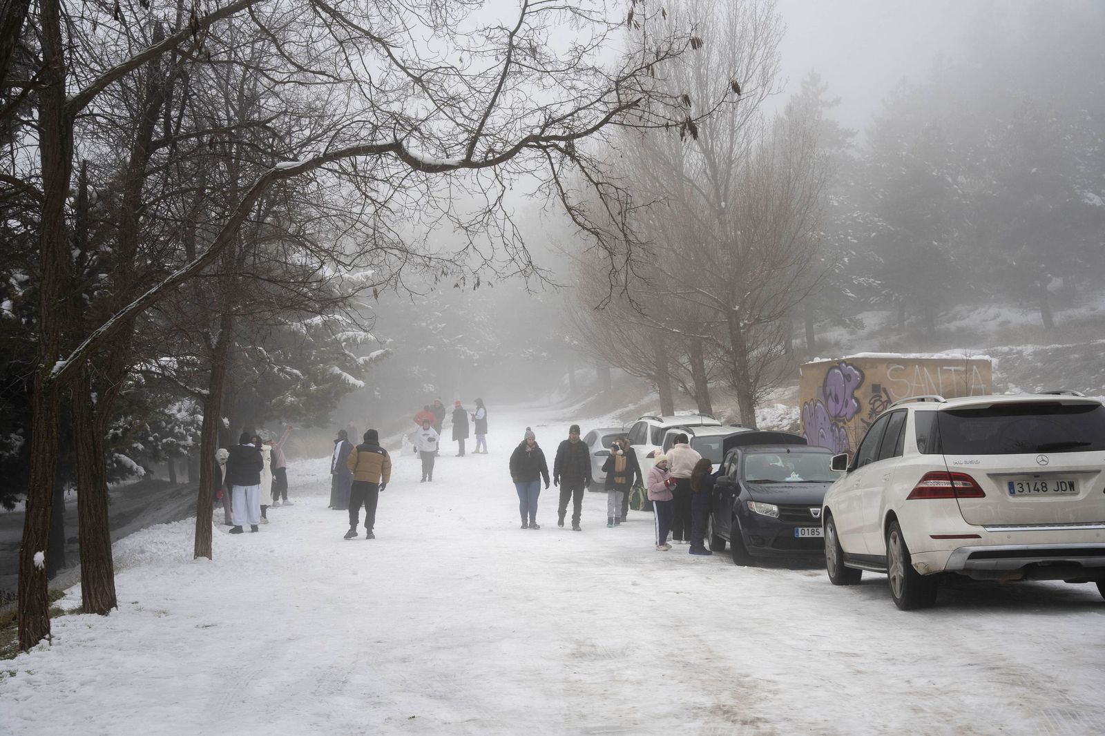 Las imágenes de la nieve y los juegos en familia en Calar Alto