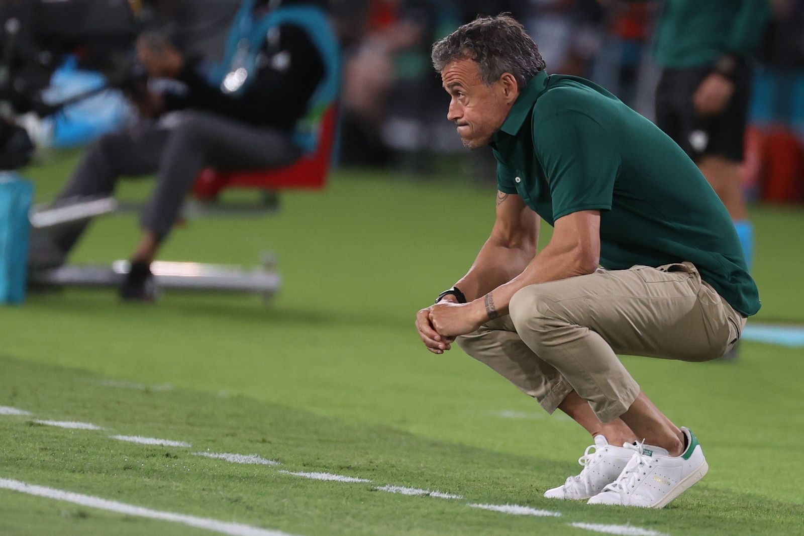 Luis Enrique, pensativo, en cuclillas durante el partido.