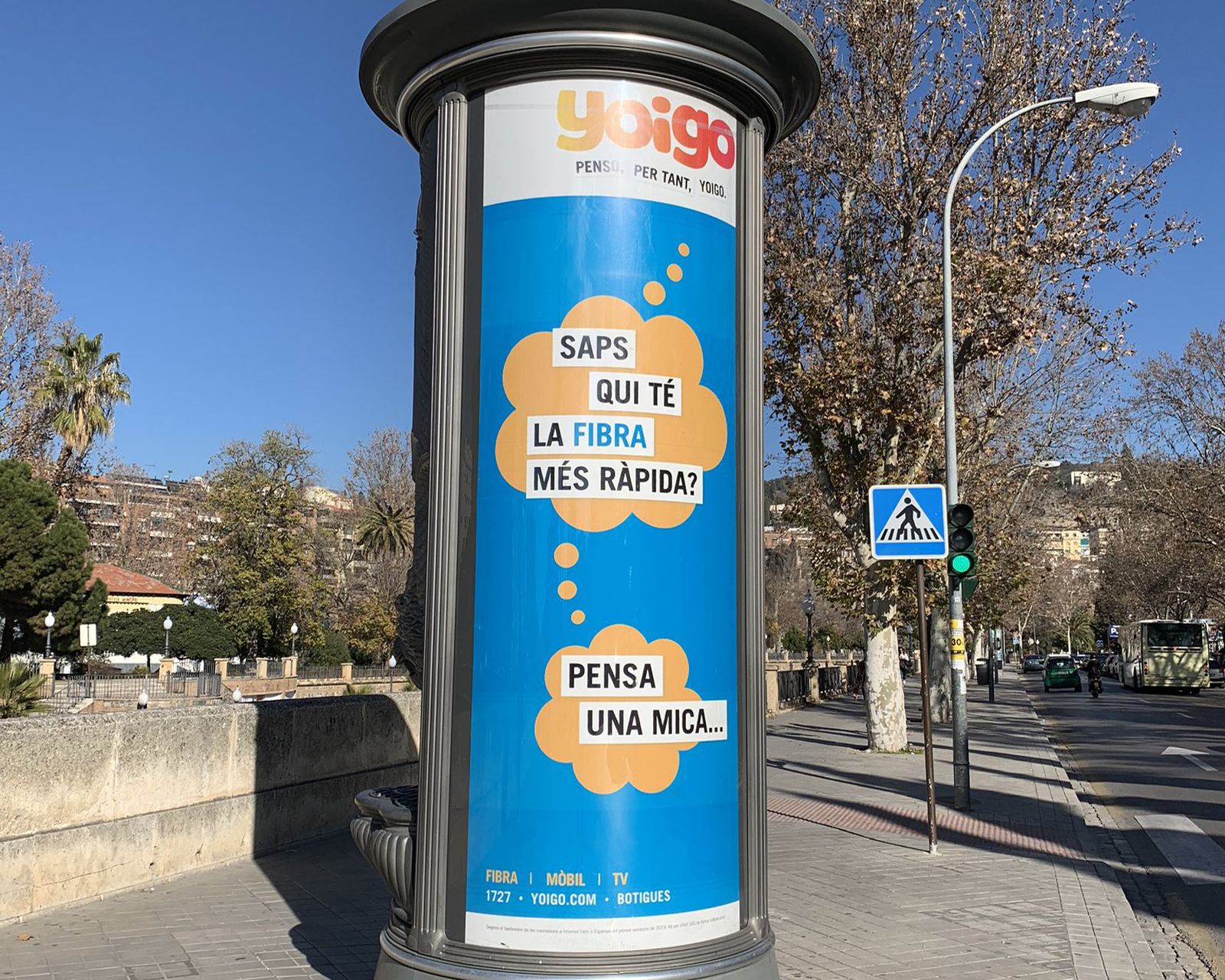 Yoigo pone un cartel en catalán en Granada y lo cambia al día siguiente por uno en castellano