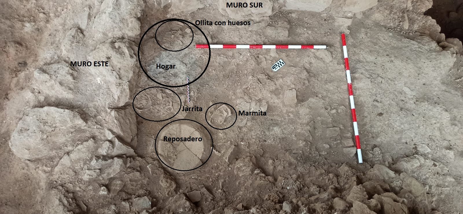 Restos de un hogar en el Cerro de la Cruz de Almedinilla.