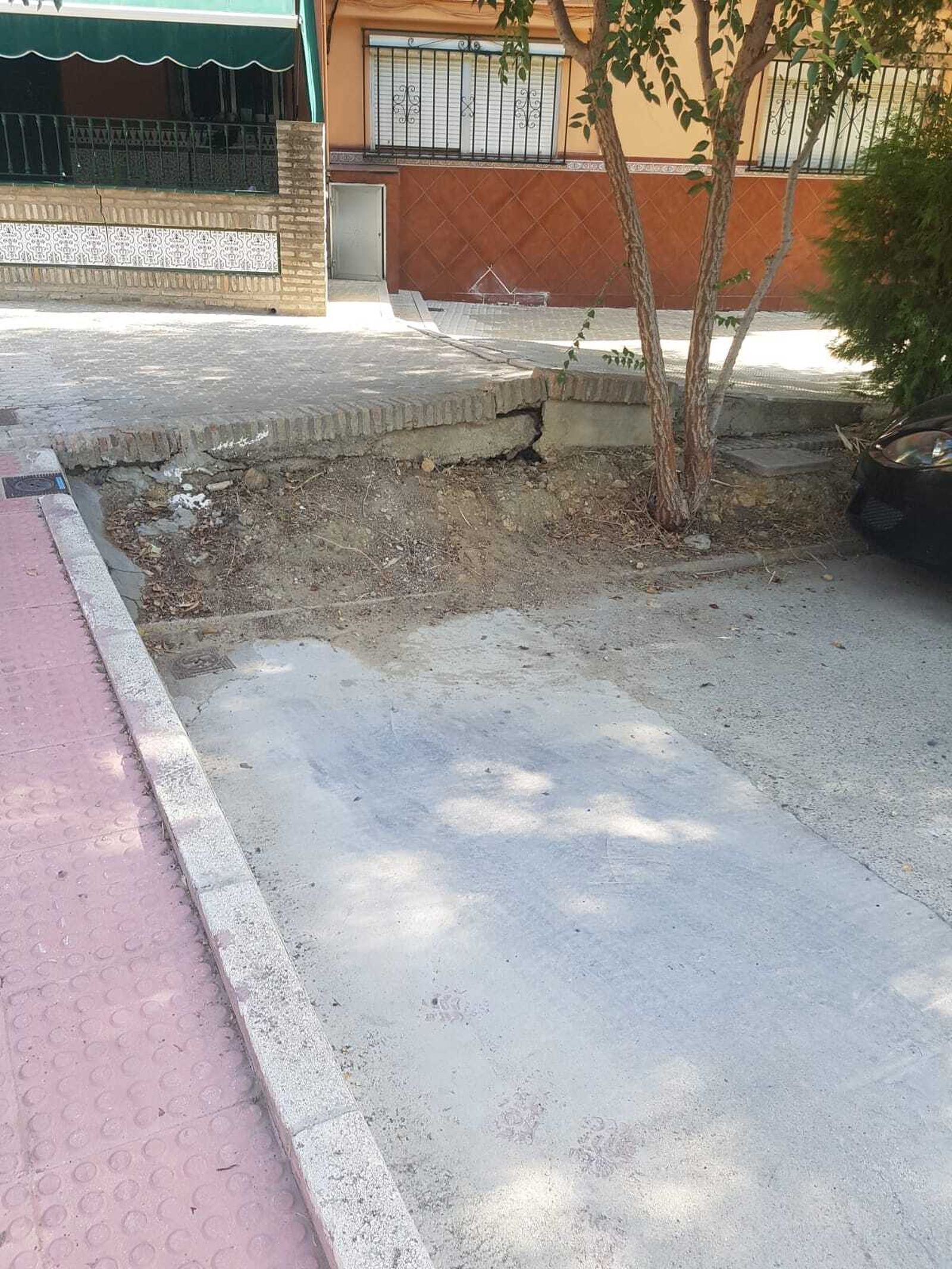 Deterioro en una de las calles del barrio.