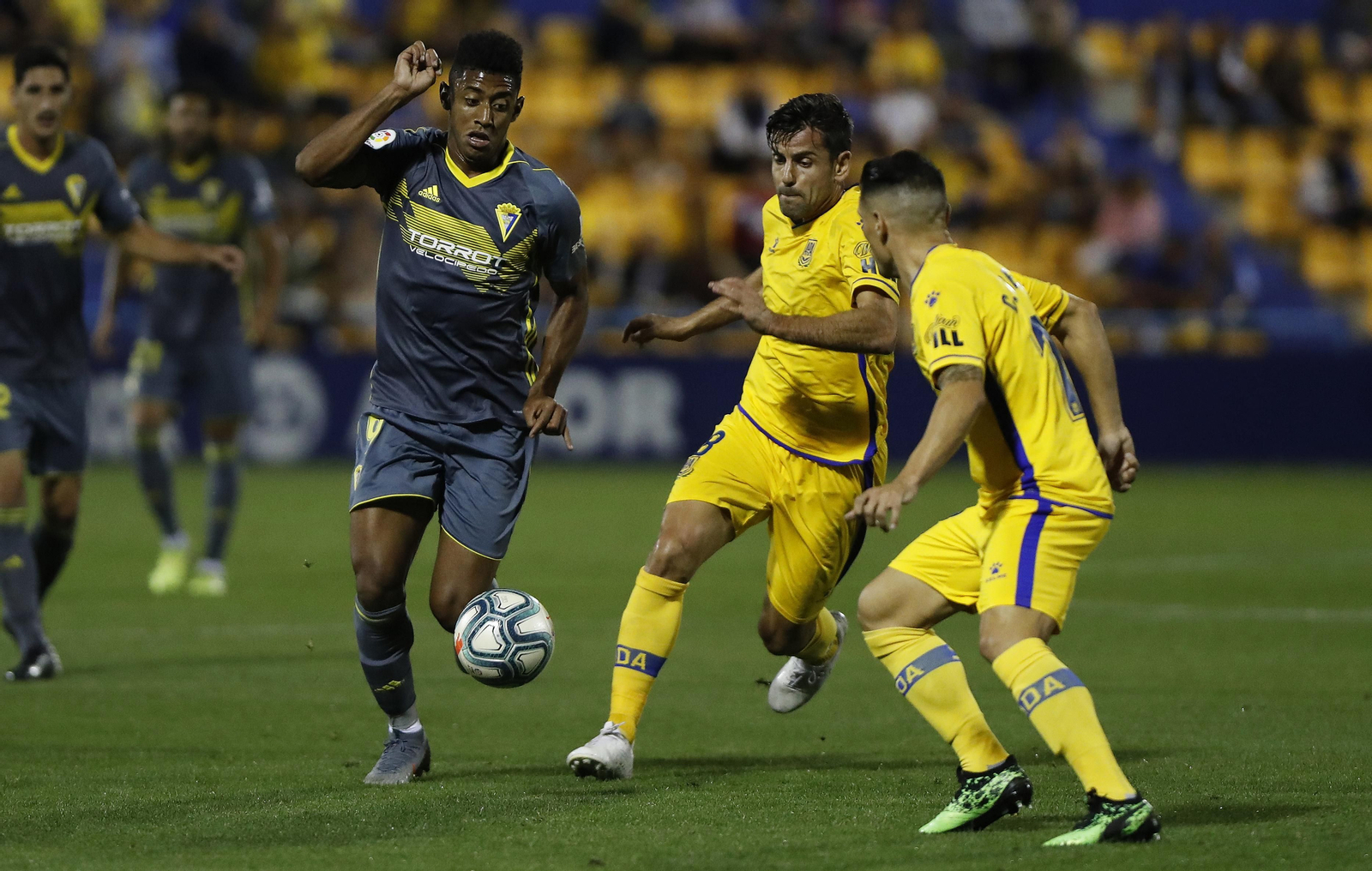 Lozano intenta marcharse en velocidad.