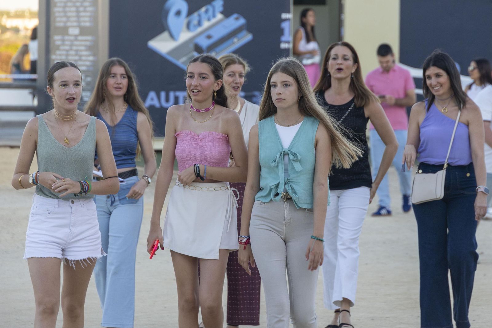 Búscate en las imágenes del concierto de Emilia en Concert Music Festival