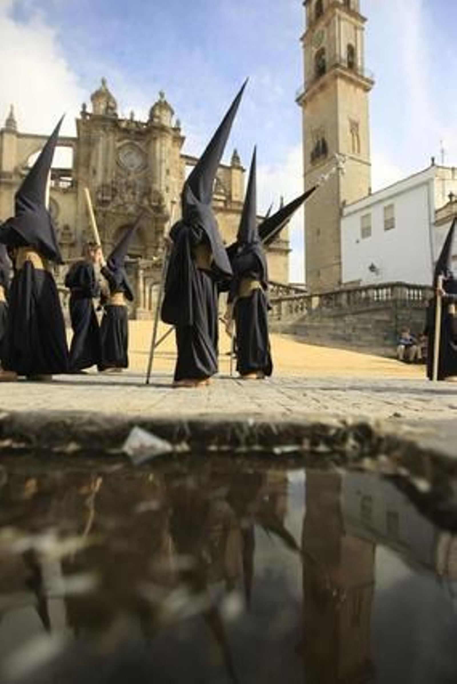 La Hermandad del Perdón en su paso por la plaza del Arroyo, haciendo un guiño a la Catedral que visitaría horas más tarde.

Foto: Juan Carlos Toro