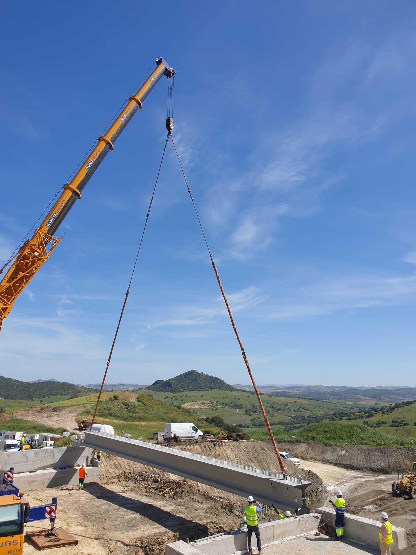 Una de las grandes vigas de las obras del nuevo acceso al pueblo.