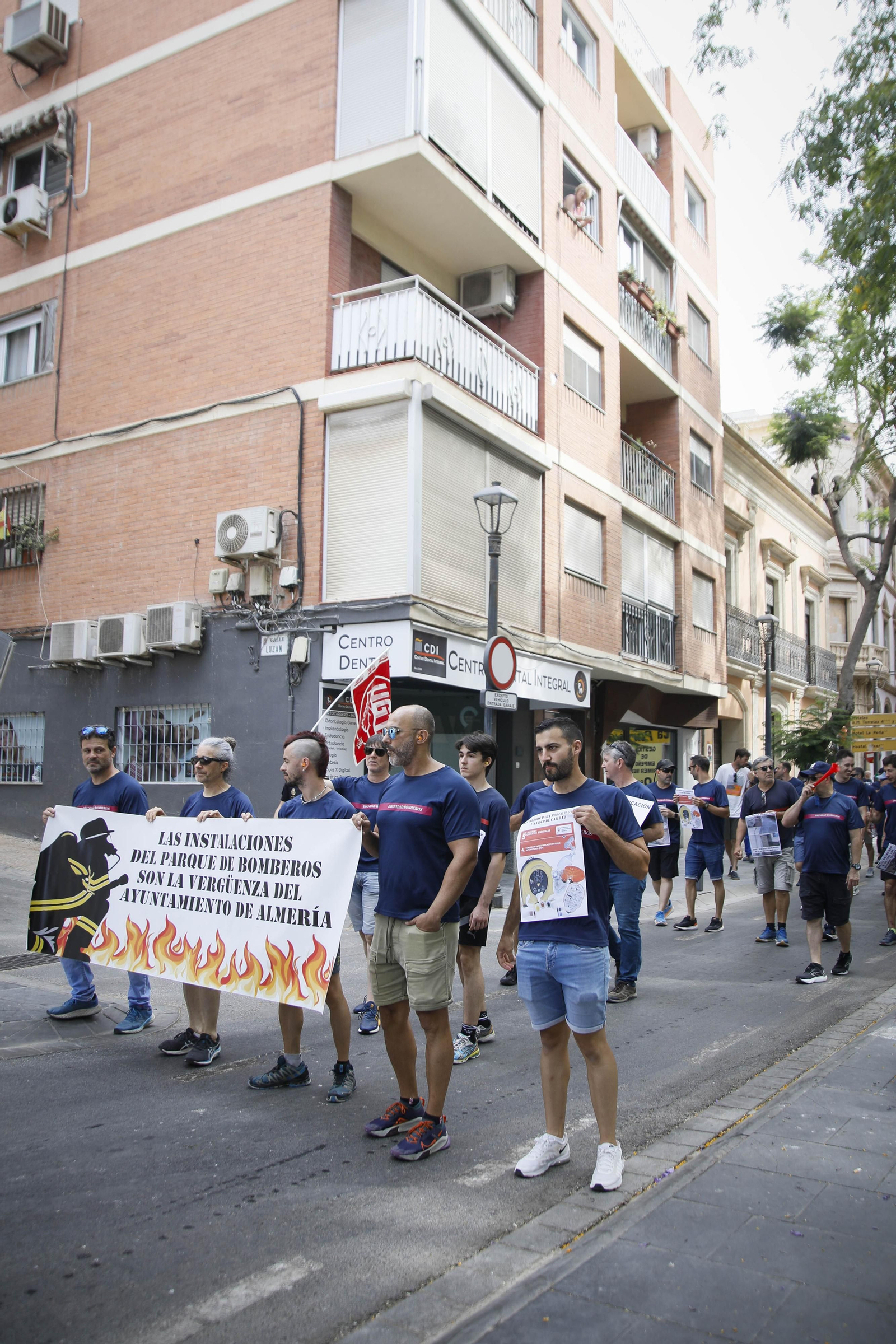 Manifestación de los bomberos quemados de Almería, en imágenes