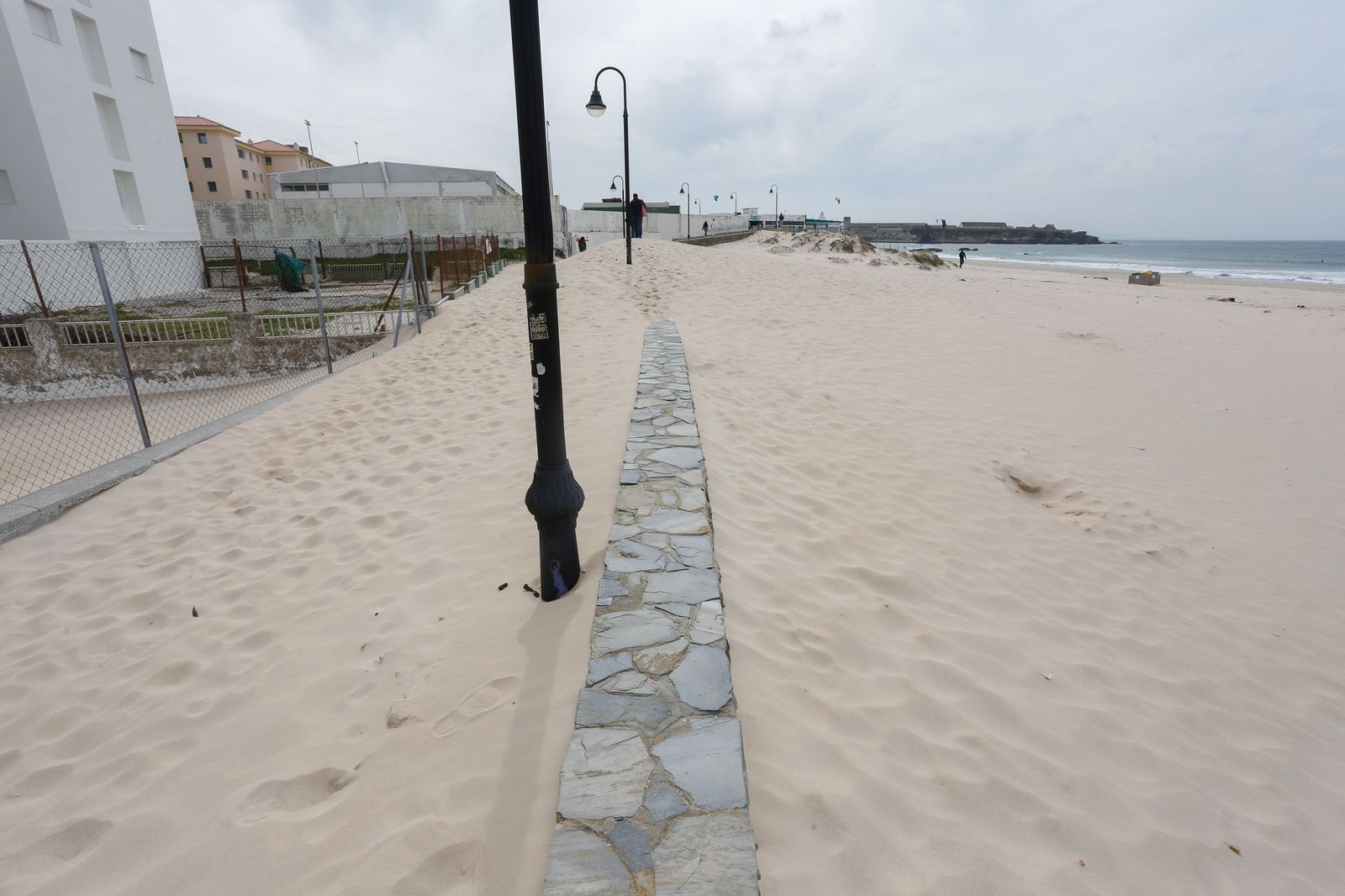 Las fotografías del paseo marítimo de Tarifa cubierto por la arena