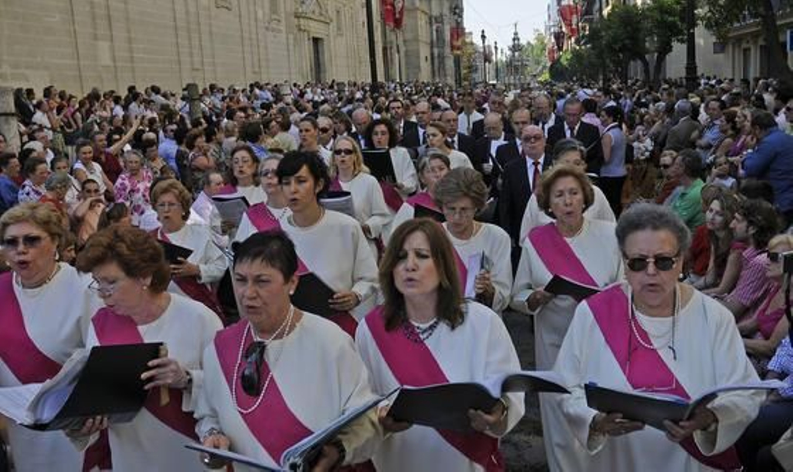 El público es fiel al desfile del Corpus Christi.

Foto: Juan Carlos Váquez