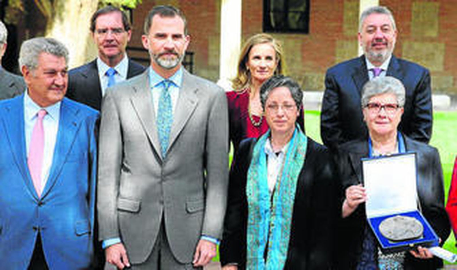 El Rey posa con la superiora general de la congregación las Adoratrices entre otras personalidades.