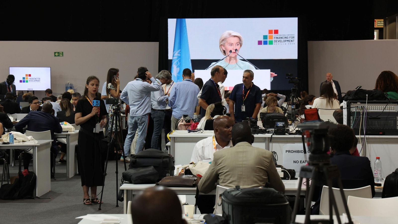 Periodistas trabajan en la sala de prensa.