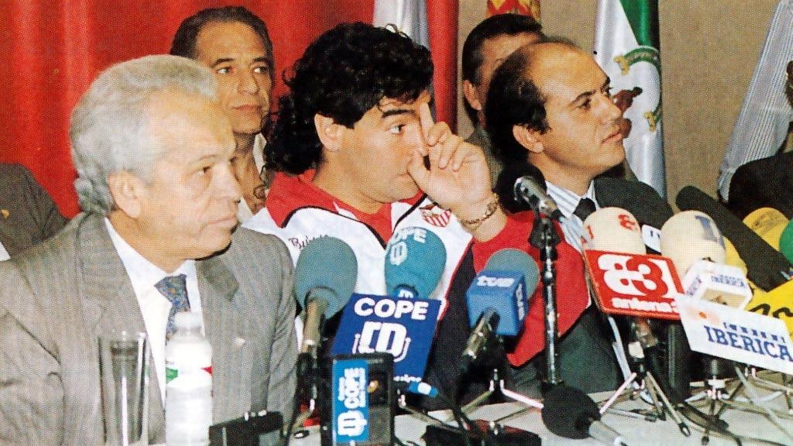 Presentación de Maradona, entre Cuervas y Del Nido.