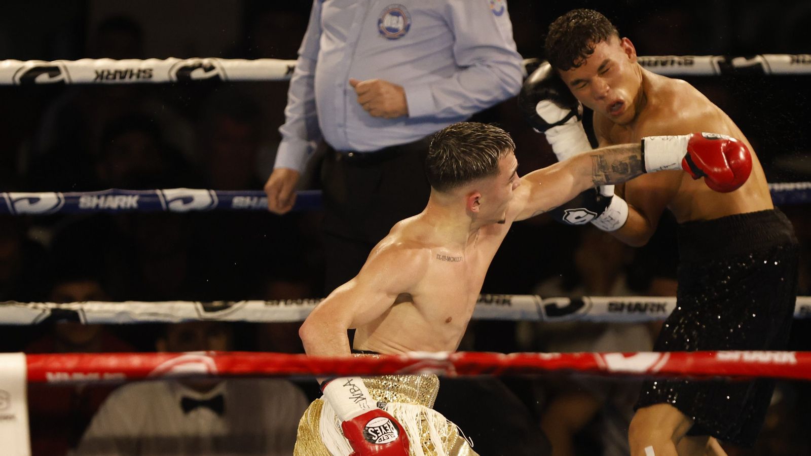 Rafa Lozano Jr. golpea a Kervin Romero en el último asalto.