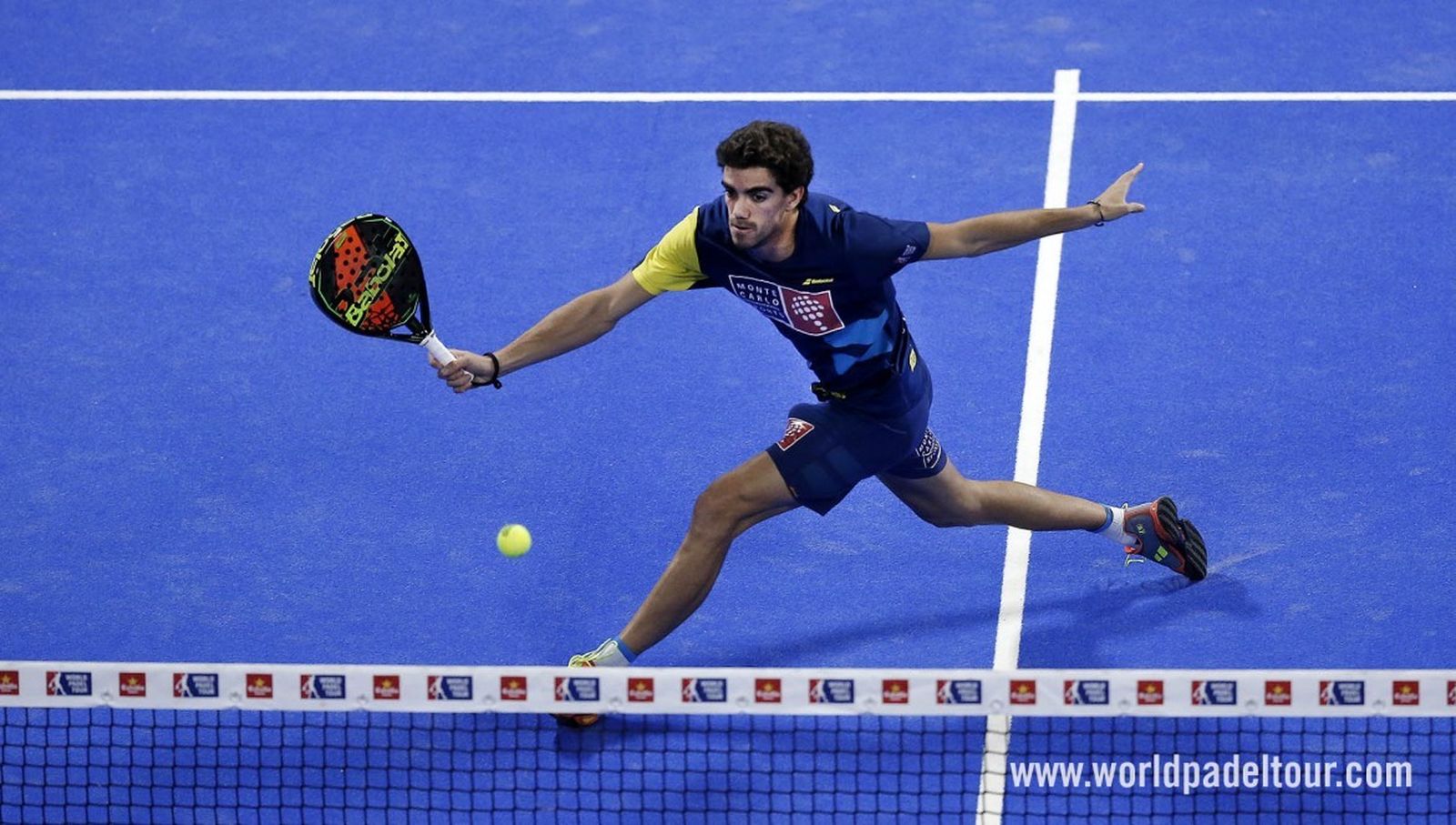 Lebrón conecta una volea durante el partido de cuartos de final.