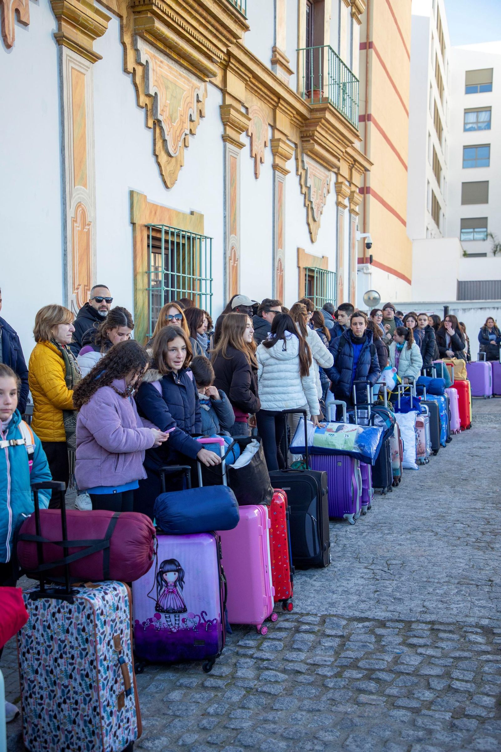 La salida de los niños que participan en los Campamentos de Navidad de la Diputación, en imágenes