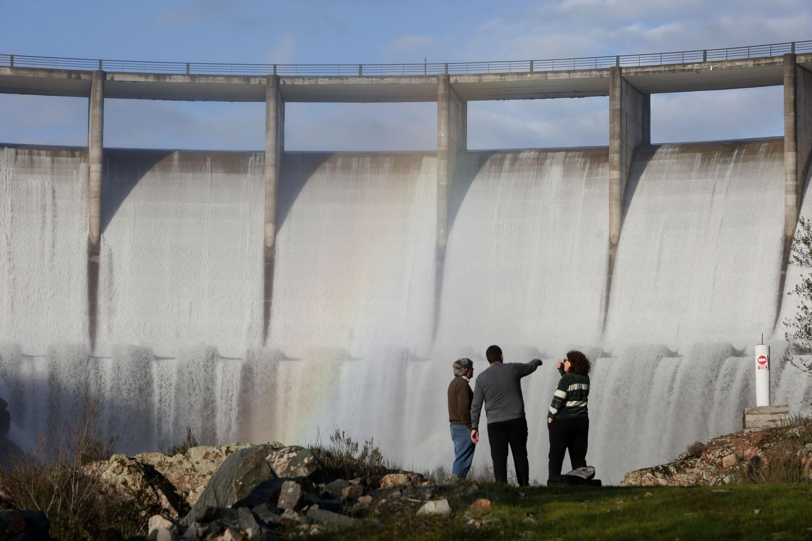 Las imágenes del desborde de la presa del pantano de Melonares