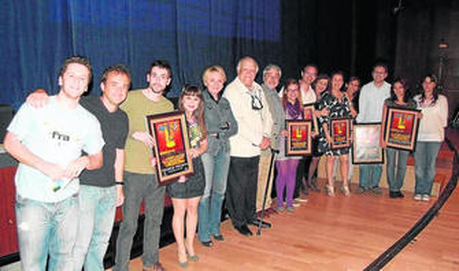 La concejala Eloísa Cabrera con Eduardo Fajardo y Antonio Serrano y los grupos premiados.