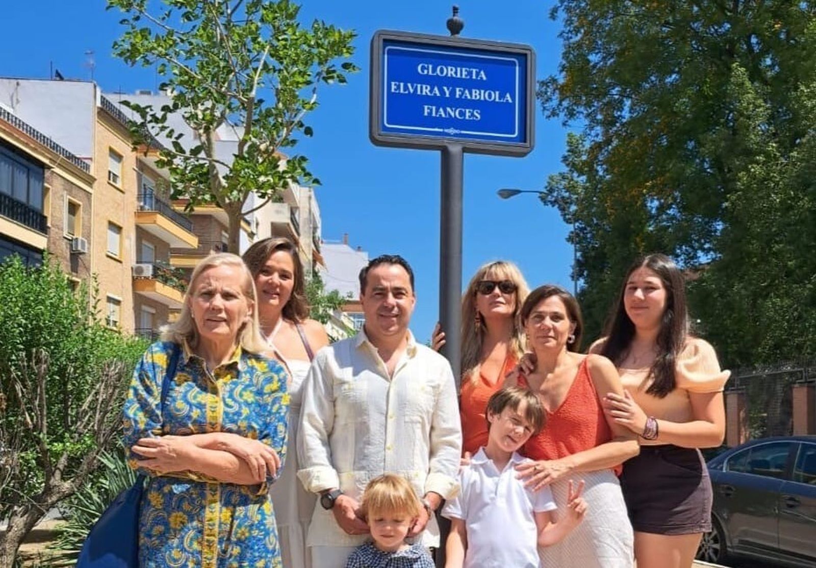 Rotulación de la glorieta en homenaje a Elvira y Fabiola Fiances.