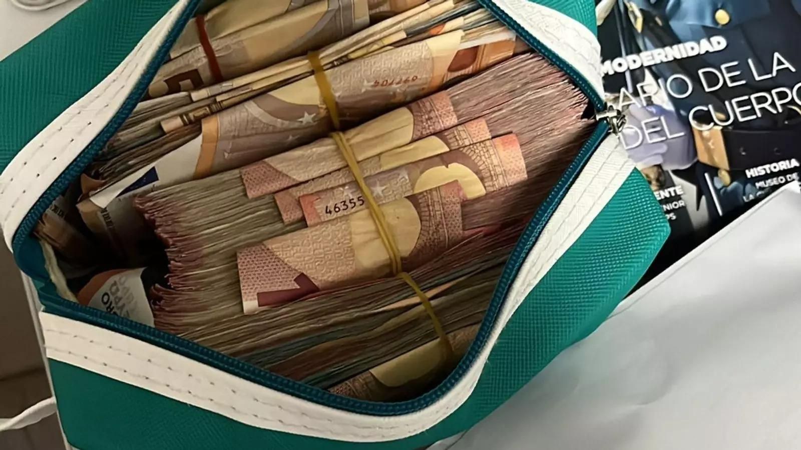 Dinero encontrado también en el coche en el que viajaban los detenidos en Barbate.