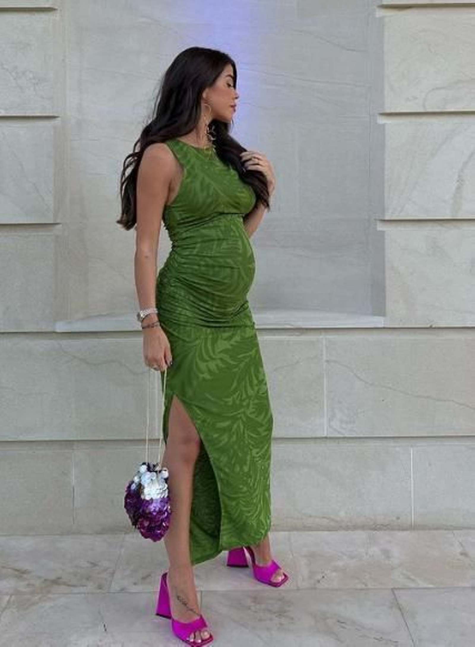 Violeta Mangrinyan embarazada con un perfecto look de invitada.