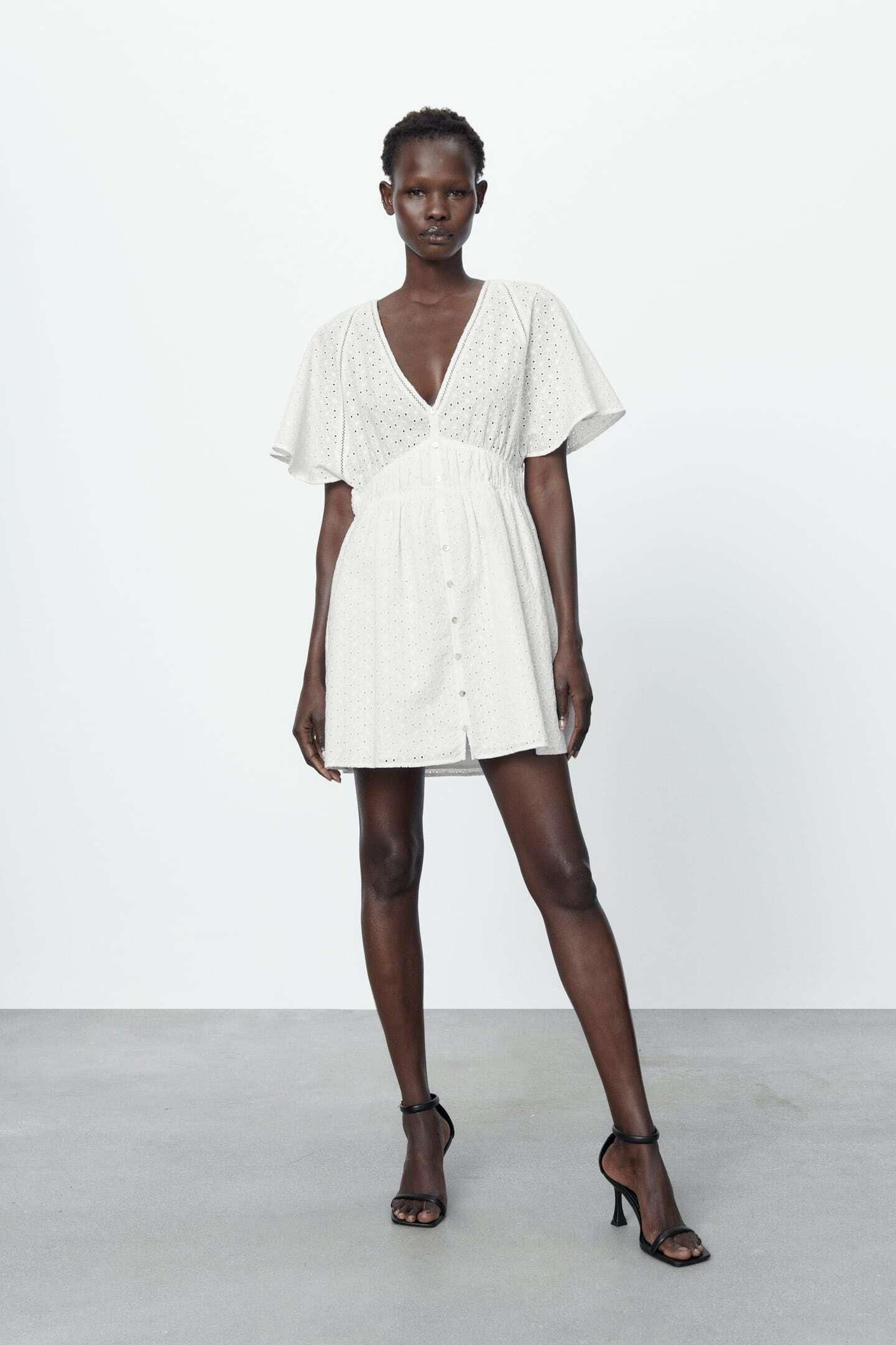 Vestido blanco mini de Zara.