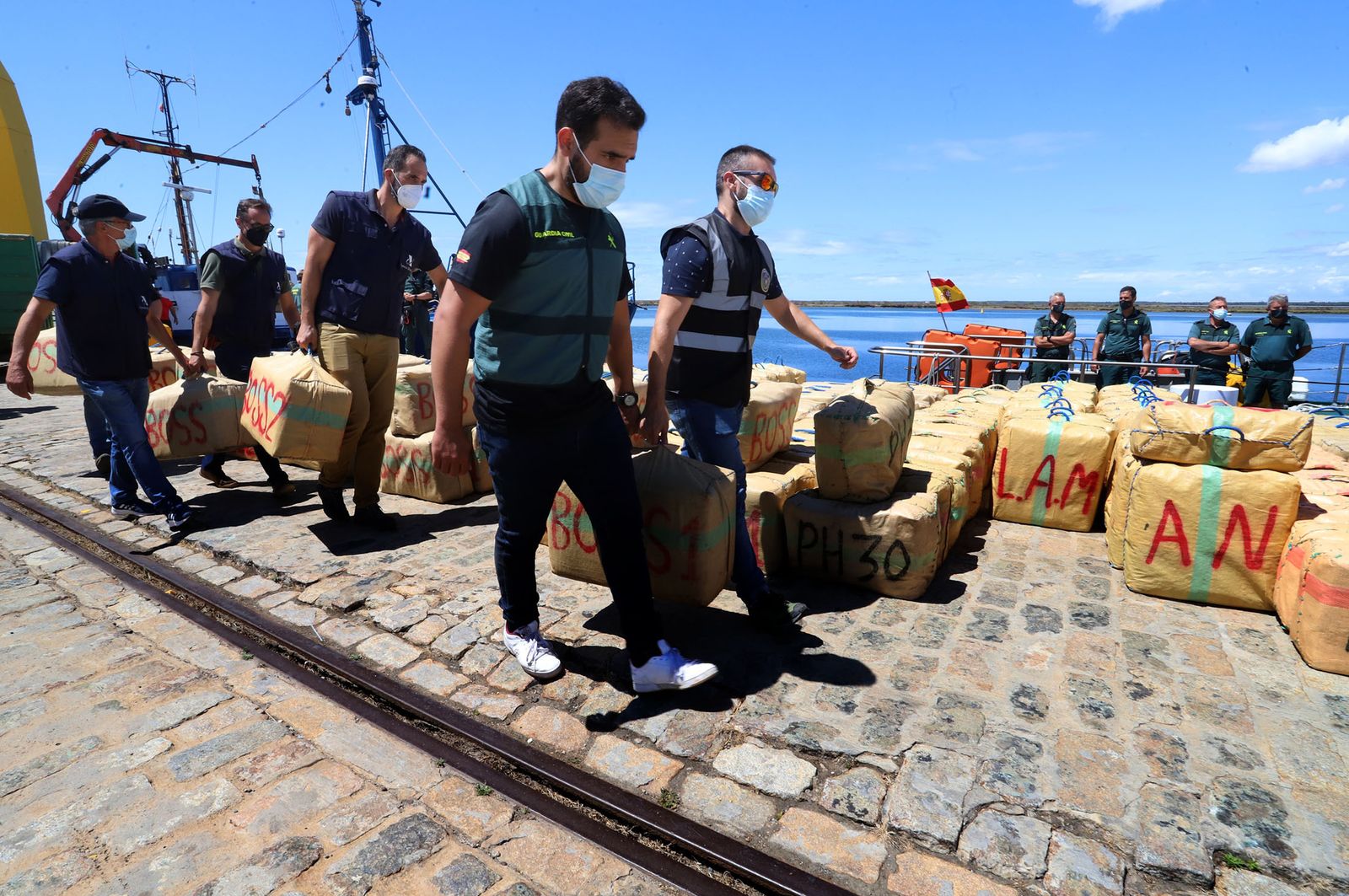 Imágenes de uno de los mayores alijos de hachís incautado por la Guardia Civil en Huelva