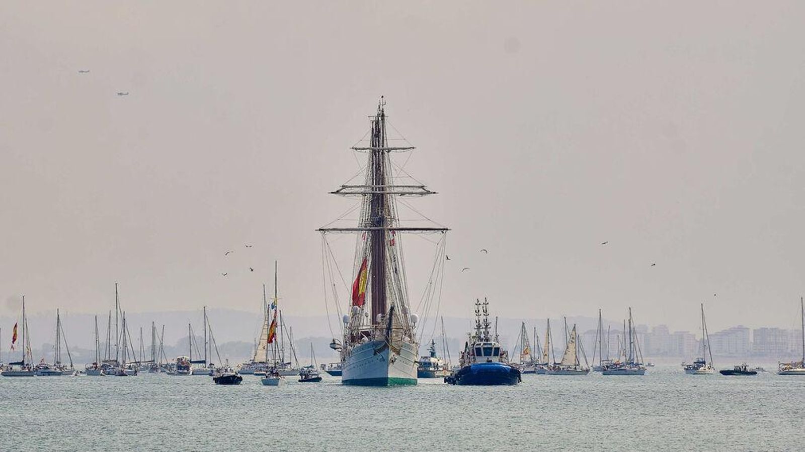 Imagen del Elcano entrando en el Muelle de Cádiz este domingo por la mañana Imagen del Elcano entrando en el Muelle de Cádiz este domingo por la mañana