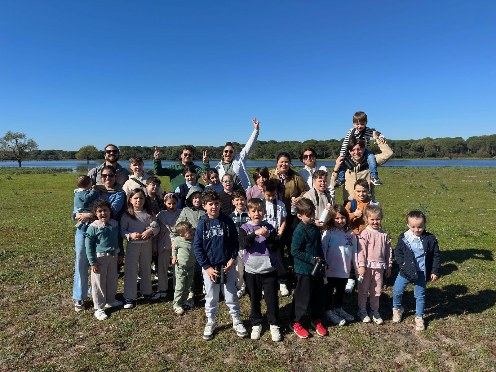 La peña Sevillistas en Xerez regala ilusión en El Rocío a niños del Hospital de Jerez